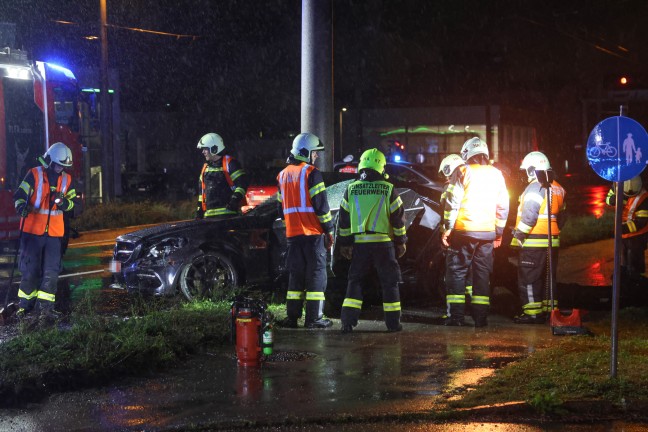 	Auto bei folgenschwerem Unfall auf Wiener Straße in Linz-Neue Heimat um Oberleitungsmast gewickelt