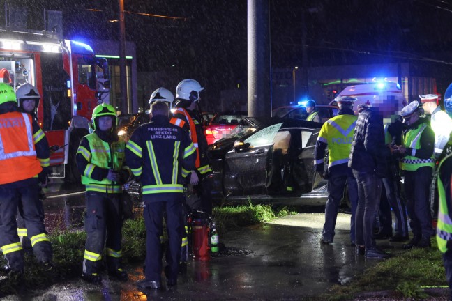 	Auto bei folgenschwerem Unfall auf Wiener Straße in Linz-Neue Heimat um Oberleitungsmast gewickelt