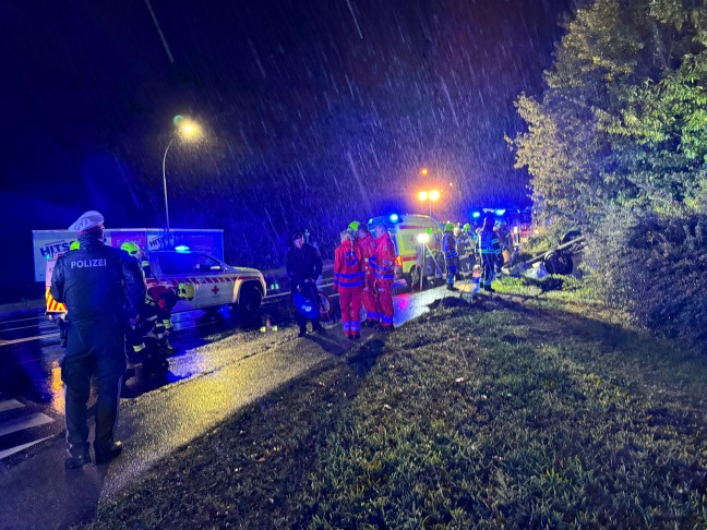 	Autoüberschlag bei schwerem Verkehrsunfall in Steyr-Münichholz