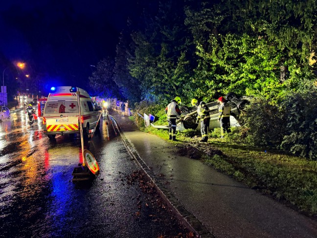 	Autoüberschlag bei schwerem Verkehrsunfall in Steyr-Münichholz