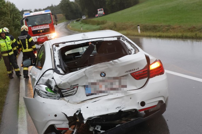 	Auffahrunfall: Reisebus kracht auf Innviertler Straße bei Kallham gegen Heck eines PKW