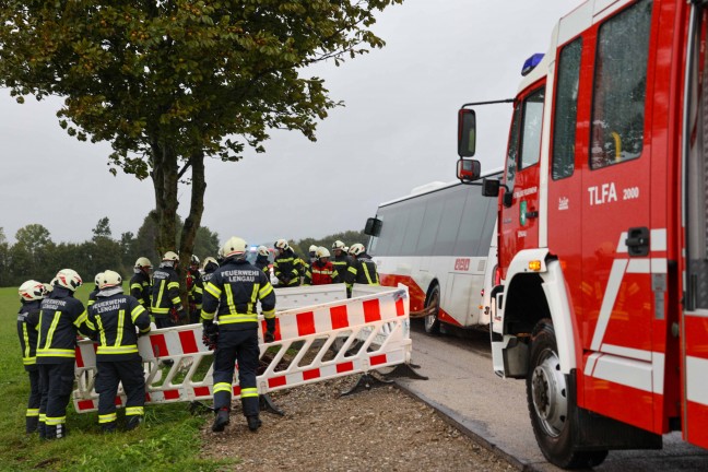 	Bergung eines Autobusses: Schienenersatzverkehr in Lengau von Straße abgekommen