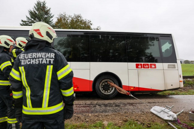 	Bergung eines Autobusses: Schienenersatzverkehr in Lengau von Straße abgekommen