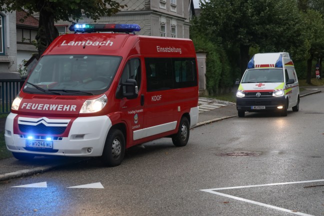 	Brand in Pooltechnikschacht: Feuerwehr im Nebengebäude eines Wohnhauses in Lambach im Einsatz