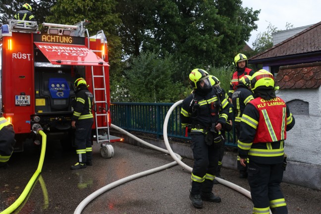 	Brand in Pooltechnikschacht: Feuerwehr im Nebengebäude eines Wohnhauses in Lambach im Einsatz