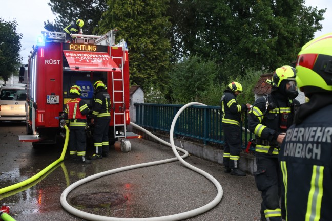 	Brand in Pooltechnikschacht: Feuerwehr im Nebengebäude eines Wohnhauses in Lambach im Einsatz