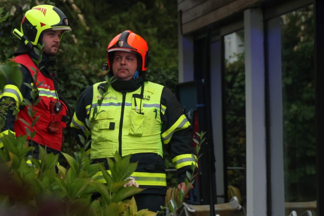 	Brand in Pooltechnikschacht: Feuerwehr im Nebengebäude eines Wohnhauses in Lambach im Einsatz