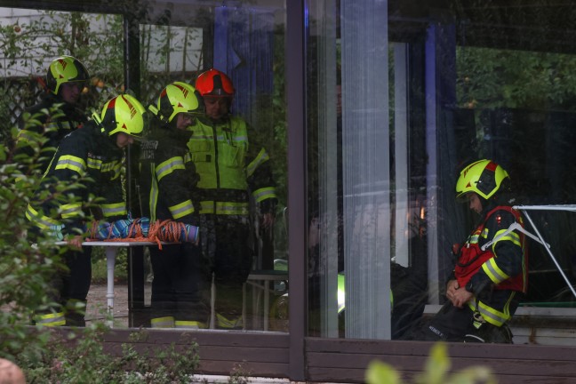 	Brand in Pooltechnikschacht: Feuerwehr im Nebengebäude eines Wohnhauses in Lambach im Einsatz