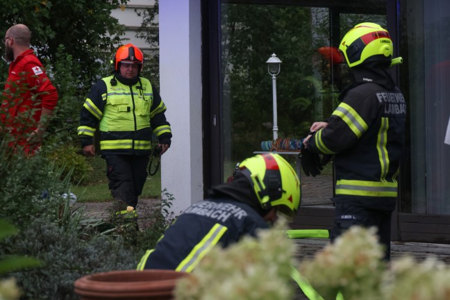 	Brand in Pooltechnikschacht: Feuerwehr im Nebengebäude eines Wohnhauses in Lambach im Einsatz