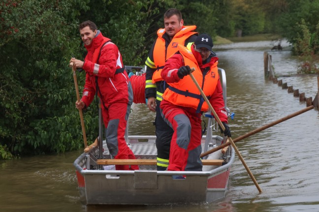 	Kurioser Einsatz: Feuerwehr fischte in Wels-Vogelweide bündelweise Geldscheine aus dem Hochwasser