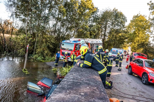 	Sperre missachtet: Auto in Helpfau-Uttendorf im Hochwasser der Mattig teilweise versunken