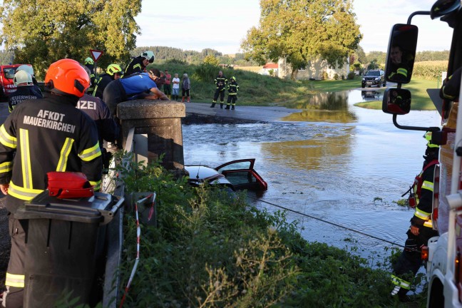 	Sperre missachtet: Auto in Helpfau-Uttendorf im Hochwasser der Mattig teilweise versunken