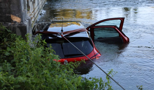 	Sperre missachtet: Auto in Helpfau-Uttendorf im Hochwasser der Mattig teilweise versunken