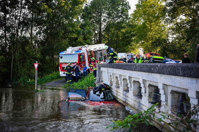 	Sperre missachtet: Auto in Helpfau-Uttendorf im Hochwasser der Mattig teilweise versunken