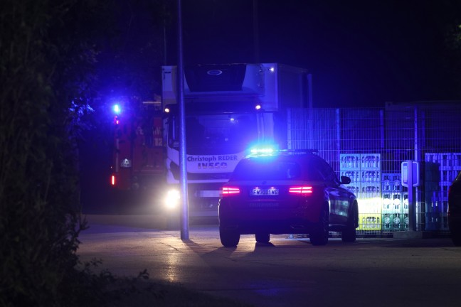 	Einsatzkräfte der Feuerwehr nach gemeldetem Gasgeruch bei Unternehmen in Wels-Pernau im Einsatz