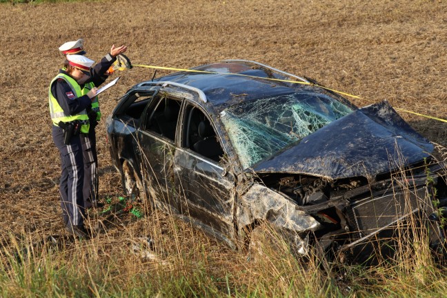 	Fünfmal überschlagen: Auto bei schwerem Verkehrsunfall in Gunskirchen von Straße abgekommen