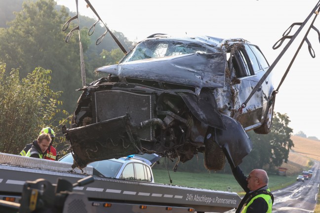 	Fünfmal überschlagen: Auto bei schwerem Verkehrsunfall in Gunskirchen von Straße abgekommen