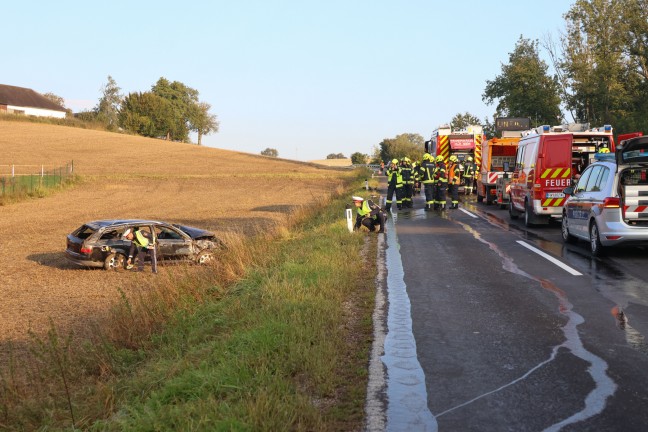 	Fünfmal überschlagen: Auto bei schwerem Verkehrsunfall in Gunskirchen von Straße abgekommen