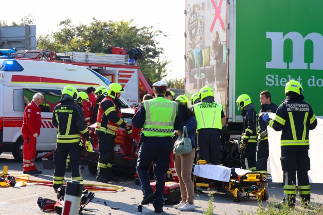 	Auto steckte nach schwerem Crash auf Kremstalstraße bei Ansfelden unter einem LKW-Sattelzug