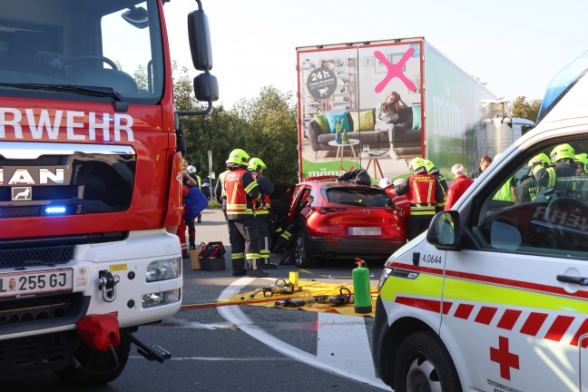 	Auto steckte nach schwerem Crash auf Kremstalstraße bei Ansfelden unter einem LKW-Sattelzug