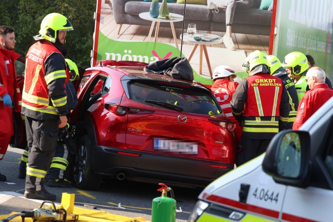 	Auto steckte nach schwerem Crash auf Kremstalstraße bei Ansfelden unter einem LKW-Sattelzug