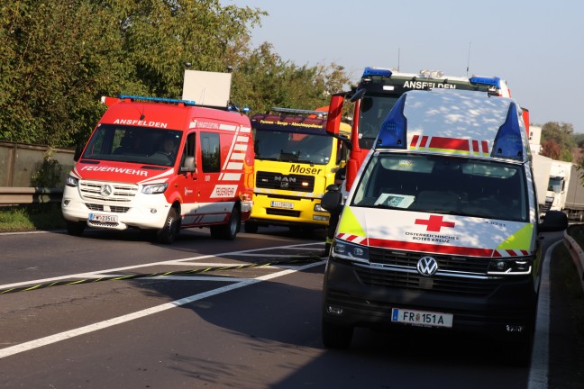 	Auto steckte nach schwerem Crash auf Kremstalstraße bei Ansfelden unter einem LKW-Sattelzug