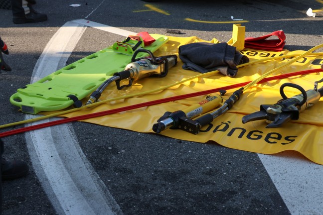 	Auto steckte nach schwerem Crash auf Kremstalstraße bei Ansfelden unter einem LKW-Sattelzug