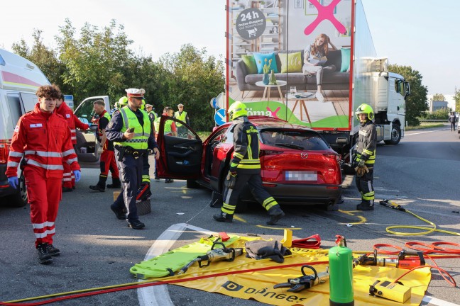 	Auto steckte nach schwerem Crash auf Kremstalstraße bei Ansfelden unter einem LKW-Sattelzug