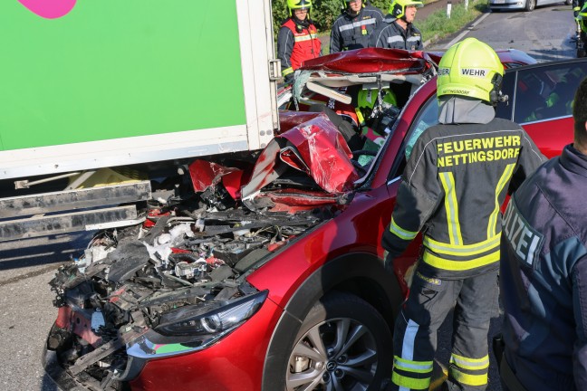 	Auto steckte nach schwerem Crash auf Kremstalstraße bei Ansfelden unter einem LKW-Sattelzug