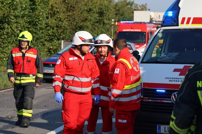 	Auto steckte nach schwerem Crash auf Kremstalstraße bei Ansfelden unter einem LKW-Sattelzug