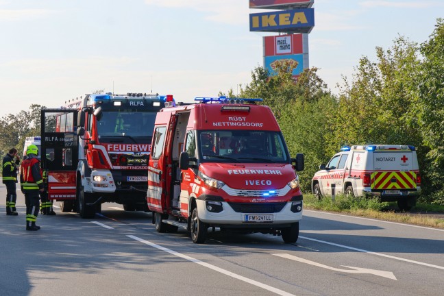 	Auto steckte nach schwerem Crash auf Kremstalstraße bei Ansfelden unter einem LKW-Sattelzug