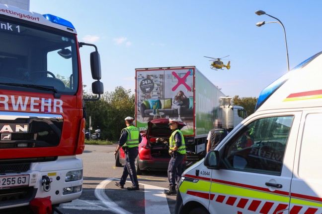 	Auto steckte nach schwerem Crash auf Kremstalstraße bei Ansfelden unter einem LKW-Sattelzug