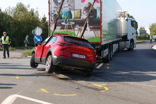 	Auto steckte nach schwerem Crash auf Kremstalstraße bei Ansfelden unter einem LKW-Sattelzug