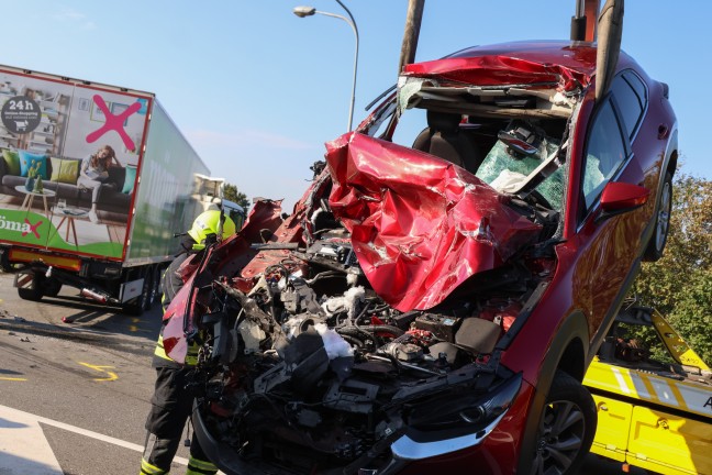 	Auto steckte nach schwerem Crash auf Kremstalstraße bei Ansfelden unter einem LKW-Sattelzug