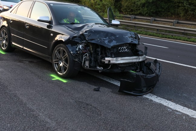 	Stau nach Verkehrsunfall zwischen PKW und LKW auf Innkreisautobahn bei Krenglbach