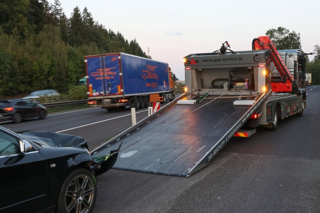 	Stau nach Verkehrsunfall zwischen PKW und LKW auf Innkreisautobahn bei Krenglbach