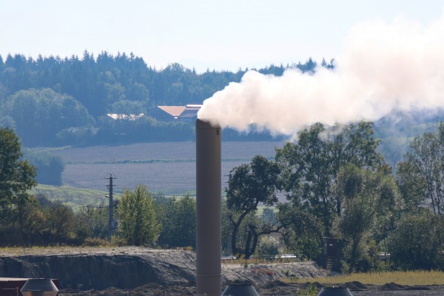 	Fünf Feuerwehren bei Brand in einem Ziegelwerk in Krenglbach im Einsatz