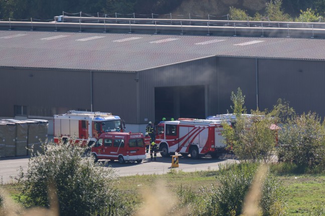 	Fünf Feuerwehren bei Brand in einem Ziegelwerk in Krenglbach im Einsatz