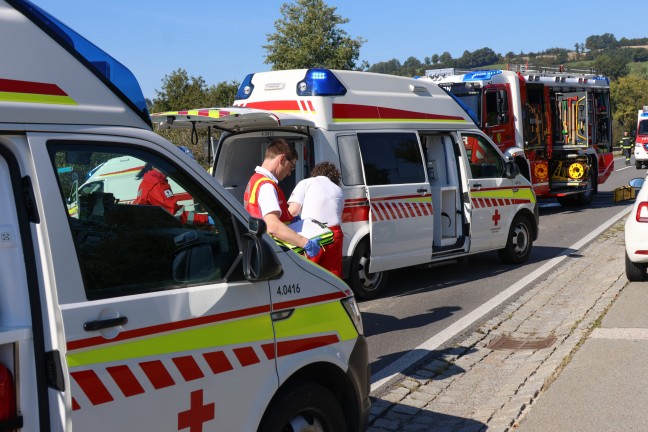 	Schwerst verletzt: Motorradlenker nach Kollision bei Wallern an der Trattnach unter PKW eingeklemmt