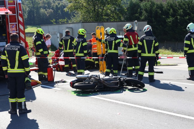 	Schwerst verletzt: Motorradlenker nach Kollision bei Wallern an der Trattnach unter PKW eingeklemmt