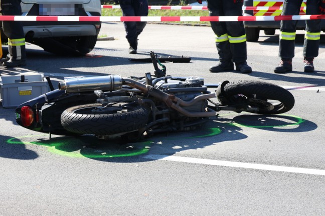 	Schwerst verletzt: Motorradlenker nach Kollision bei Wallern an der Trattnach unter PKW eingeklemmt