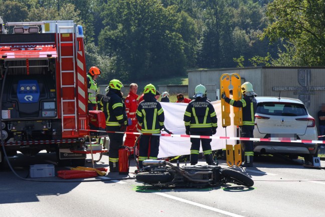 	Schwerst verletzt: Motorradlenker nach Kollision bei Wallern an der Trattnach unter PKW eingeklemmt