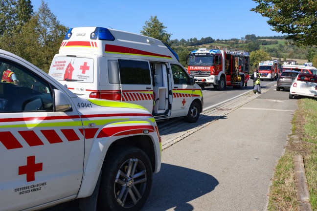 	Schwerst verletzt: Motorradlenker nach Kollision bei Wallern an der Trattnach unter PKW eingeklemmt