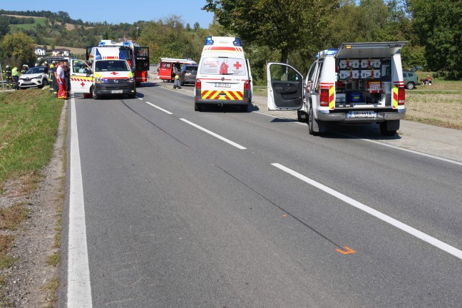 	Schwerst verletzt: Motorradlenker nach Kollision bei Wallern an der Trattnach unter PKW eingeklemmt