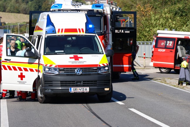 	Schwerst verletzt: Motorradlenker nach Kollision bei Wallern an der Trattnach unter PKW eingeklemmt