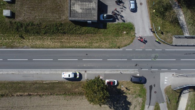 	Schwerst verletzt: Motorradlenker nach Kollision bei Wallern an der Trattnach unter PKW eingeklemmt