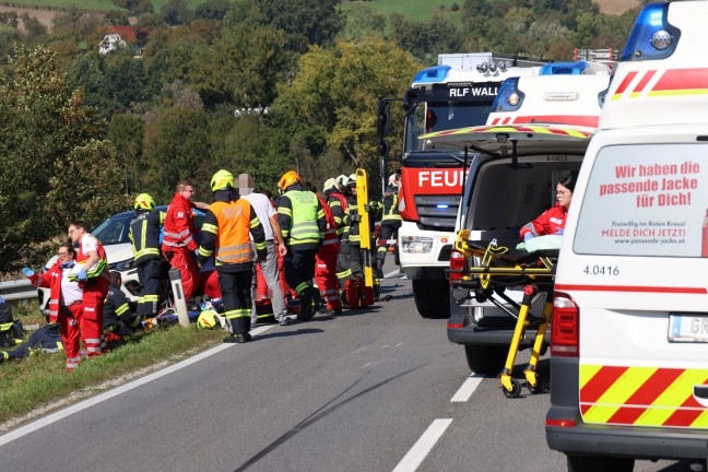 	Schwerst verletzt: Motorradlenker nach Kollision bei Wallern an der Trattnach unter PKW eingeklemmt