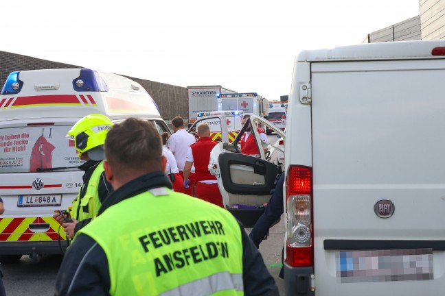 	Medizinischer Notfall: Kleintransporter kollidierte auf Westautobahn bei Ansfelden mit LKW