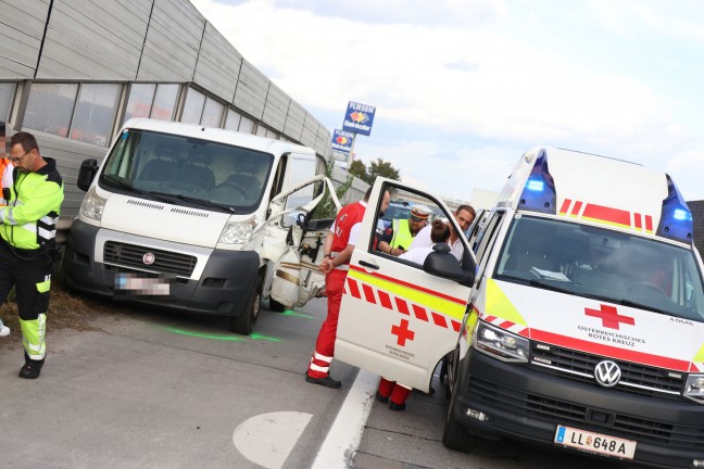 	Medizinischer Notfall: Kleintransporter kollidierte auf Westautobahn bei Ansfelden mit LKW