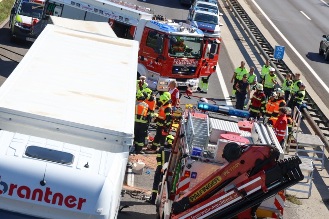 	Schwerst eingeklemmt: LKW-Lenker bei Auffahrunfall auf Welser Autobahn in Marchtrenk schwer verletzt